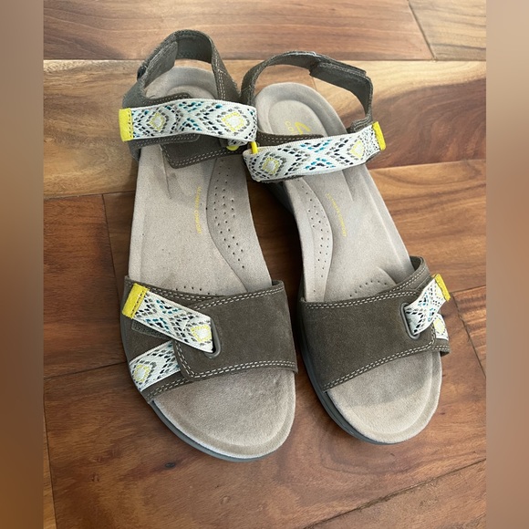 Women’s Clarks Comfort Sandals Strap Closure Gray Pattern Paddle Board 10 Teva - Picture 1 of 3